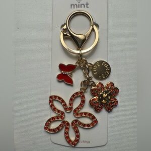 New flower and clover gold tone keychain
